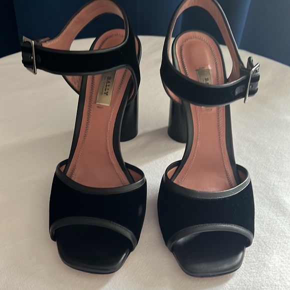 Bally velvet strap shoe - Picture 2 of 10